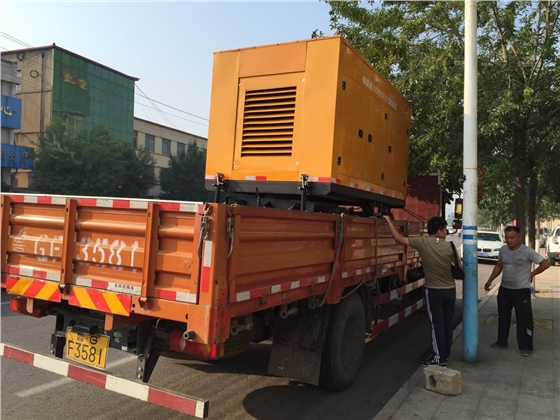 移動泵車到達(dá)客戶所在地準(zhǔn)備卸車 移動泵車到達(dá)客戶所在地準(zhǔn)備卸車