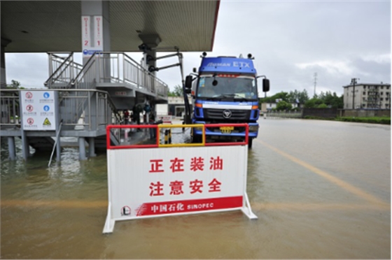 南方中石化儲(chǔ)油庫出現(xiàn)內(nèi)澇情況20160707 南方中石化儲(chǔ)油庫出現(xiàn)內(nèi)澇情況20160707